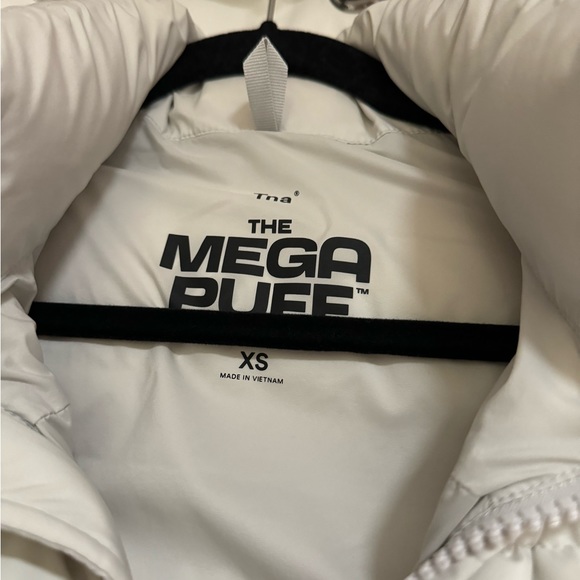 Aritzia - TNA Mega Puff vest - Picture 3 of 4